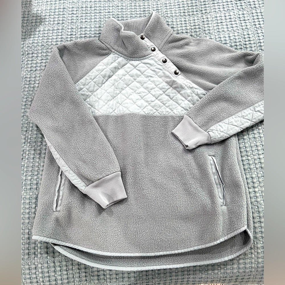 Abercrombie & Fitch Light Gray and White Quilted Fleece Pullover